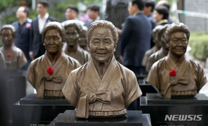 [광주(경기)=뉴시스] 김선웅 기자 = 일본군 '위안부' 피해자 기림의 날(8월 14일) 기념식이 열린 12일 경기 광주시 퇴촌면 나눔의집에 故 이옥선 할머니 흉상이 세워져 있다. 2023.08.12. mangusta@newsis.com