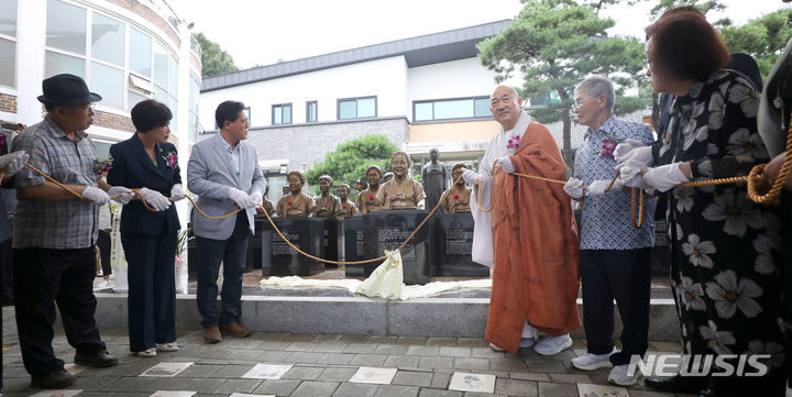 [광주(경기)=뉴시스] 김선웅 기자 = 12일 경기 광주시 퇴촌면 나눔의집에서 열린 일본군 '위안부' 피해자 기림의 날(8월 14일) 기념식 및 故 이옥선 할머니 흉상 제막식이 진행되고 있다. 2023.08.12. mangusta@newsis.com