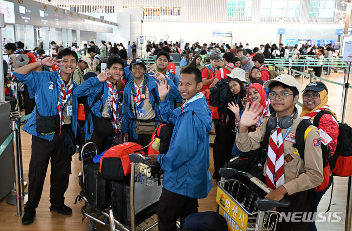 [인천공항=뉴시스] 공항사진기자단 = 12일간의 여정을 마치고 순차적으로 본국으로 출국하기 시작한 세계스카우트 잼버리 대원들이 12일 인천국제공항에서 출국 준비를하며 포즈를 취하고 있다. 2023.08.12. photo@newsis.com