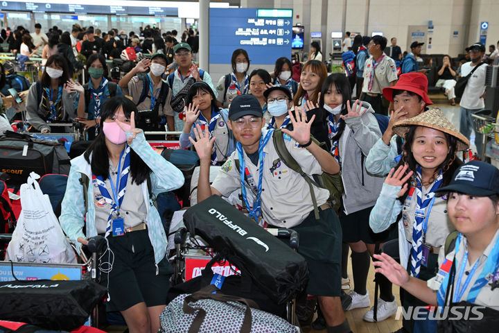 [인천공항=뉴시스] 공항사진기자단 = 12일간의 여정을 마치고 순차적으로 본국으로 출국하기 시작한 세계스카우트 잼버리 대원들이 12일 인천국제공항에서 출국 준비를하며 포즈를 취하고 있다. 2023.08.12. photo@newsis.com