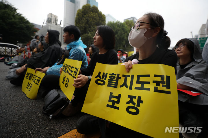 [서울=뉴시스] 김선웅 기자 = 초중고 교사들이 지난달 12일 서울 종로구 종각 일대에서 집회를 열고 안전한 교육환경을 위한 법 개정, 민원창구 일원화 및 악성 민원인 방지 방안 마련, 교사 생활지도권 보장, 정서행동 위기학생 지원책 마련 등을 촉구하고 있다. 2023.09.01. mangusta@newsis.com