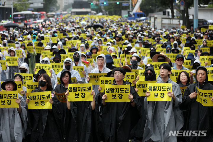 [서울=뉴시스] 김선웅 기자 = 초중고 교사들이 12일 서울 종로구 종각 일대에서 집회를 열고 안전한 교육환경을 위한 법 개정, 민원창구 일원화 및 악성 민원인 방지 방안 마련, 교사 생활지도권 보장, 정서행동 위기학생 지원책 마련 등을 촉구하고 있다. 2023.08.12. mangusta@newsis.com