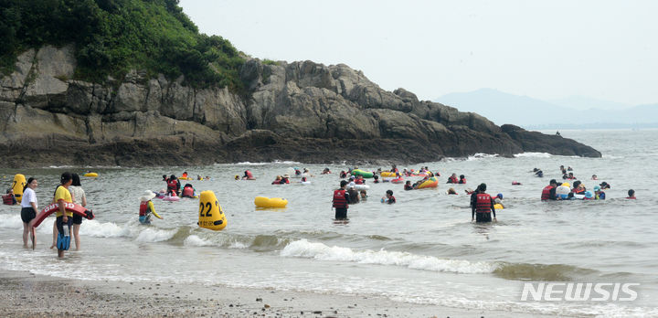 [부안=뉴시스] 김얼 기자 = 무더위가 이어지고 있는 12일 전북 부안군 모항해수욕장이 더위를 이겨내기 위해 찾은 피서객들로 북적이고 있다. 2023.08.12. pmkeul@nwsis.com