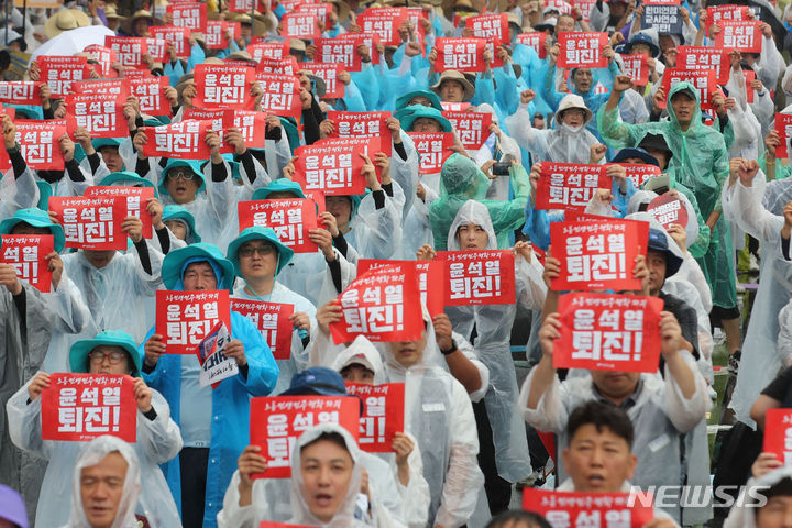 [서울=뉴시스] 권창회 기자 = 지난 8월12일 오후 서울 종로구 경복궁역 인근에서 열린 '8.15 전국 노동자 대회에서 전국민주노동조합총연맹 조합원들이 구호를 외치고 있는 모습. 2023.08.12. kch0523@newsis.com