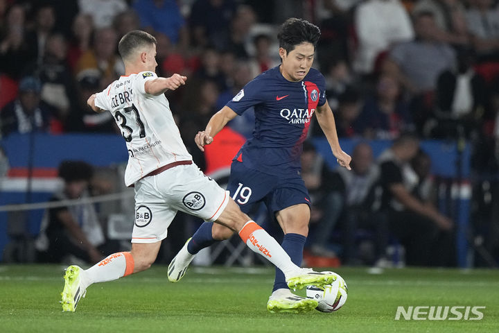 [파리=AP/뉴시스]이강인이 13일 오전 4시(한국시간) 프랑스 파리의 파르크 데 프랭스에서 열린 로리앙과의 2023~2024시즌 프랑스 프로축구 리그1 개막전에서 선발로 출전해 후반 37분까지 82분을 뛰었다.