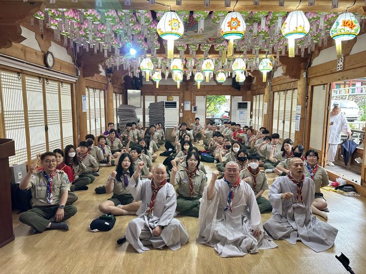 [의왕=뉴시스] 2023 새만금 제25회 세계 스카우트 잼버리대회에 한국불교문화를 체험한 스카우트 대원들과 한국스카우트불교연맹 스님들 (사진=한국스카우트불교연맹 제공) 2023.08.13. photo@newsis.com *재판매 및 DB 금지