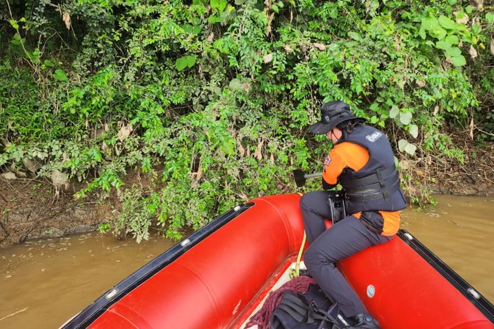 한 소방대원이 보트를 타고 예천 폭우 실종자를 찾기 위한 수색을 하고 있다. (사진=경북소방본부 제공) *재판매 및 DB 금지