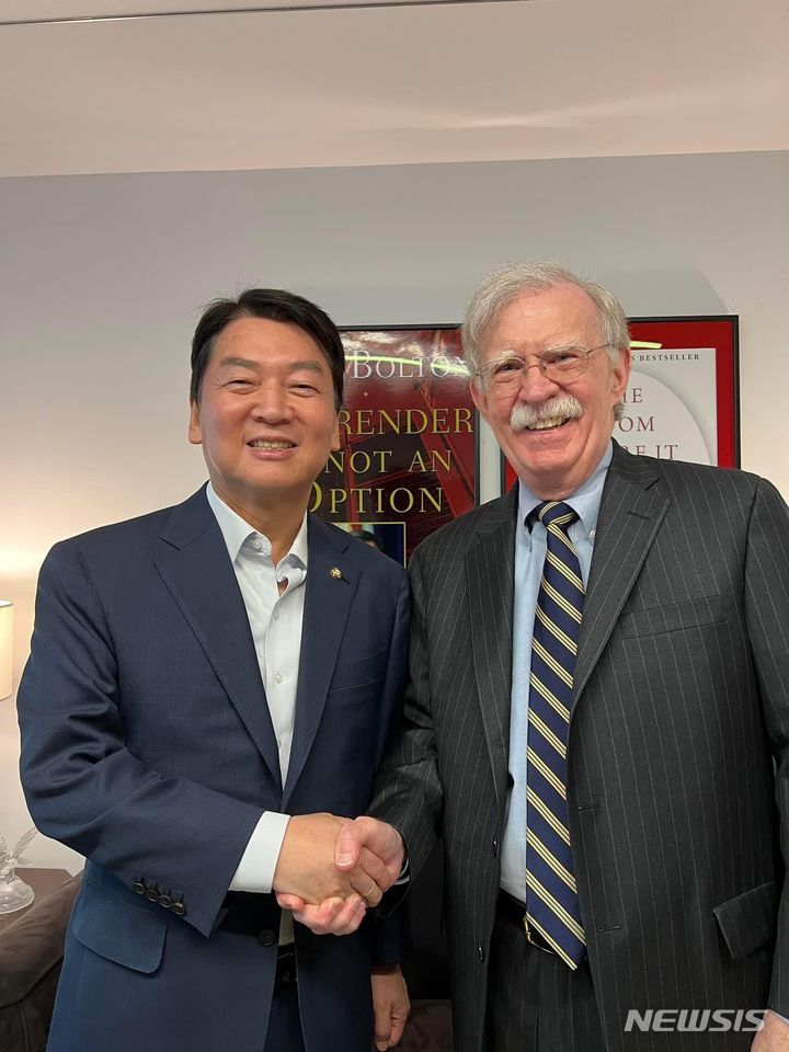 [서울=뉴시스] 안철수 국민의힘 의원과 존 볼턴 전 백악관 국가안보보좌관 (사진=안철수 의원실 제공)