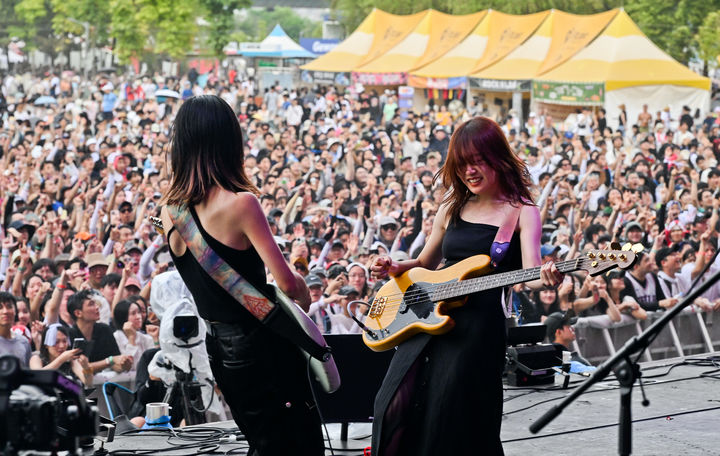 [서울=뉴시스] 2023년 '인천 펜타포트 록 페스티벌' 무대에 오른 히츠지분가쿠(羊文学). (사진 = 소니뮤직 제공) 2025.09.03. photo@newsis.com *재판매 및 DB 금지