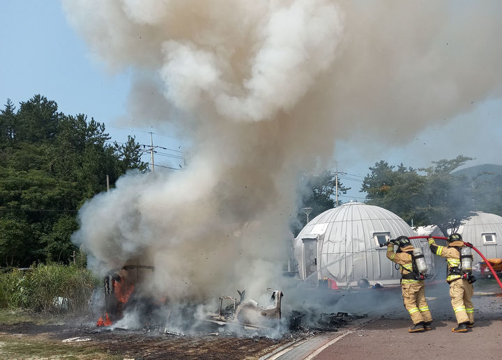 불타는 카라반. (사진=완도소방서 제공) *재판매 및 DB 금지