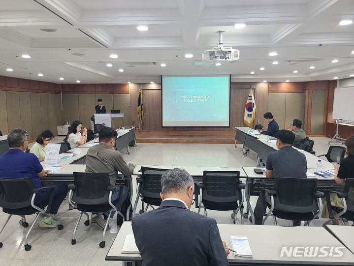 [광주=뉴시스]한국무역협회 광주전남지역본부(본부장 이동원)는 전략물자관리원(원장 정인교)과 광주무역회관에서 '러시아·벨라루스 수출제재 현황 및 대응 전문가 초청 세미나 및 간담회'을 개최했다고 13일 밝혔다.