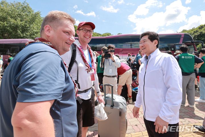  잼버리 대원의 임시숙소인 명지대를 찾아 대원들과 인사를 나누는 이상일 시장