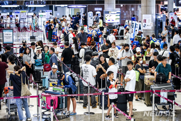 [서울=뉴시스] 정병혁 기자 = 사진은 지난달 13일 서울 강서구 김포국제공항 국제선 출국수속 카운터가 여행객들로 붐비고 있다. 2023.09.25. jhope@newsis.com