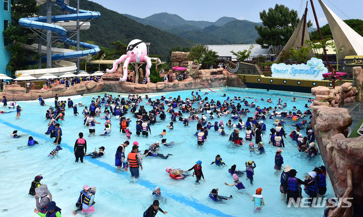 [대구=뉴시스] 이무열 기자 = 폭염주의보가 발효된 13일 오후 대구 달성군 워터파크 스파밸리를 찾은 시민들이 물놀이를 하며 더위를 식히고 있다. 2023.08.13. lmy@newsis.com
