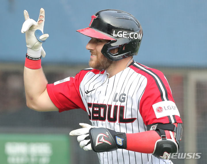 [서울=뉴시스] 김금보 기자 = 13일 서울 송파구 잠실야구장에서 열린 2023 프로야구 키움 히어로즈 대 LG 트윈스의 경기, 3회말 LG 선두타자 오스틴이 솔로포를 치고 베이스를 돌며 세레머니를 하고 있다. 2023.08.13. kgb@newsis.com