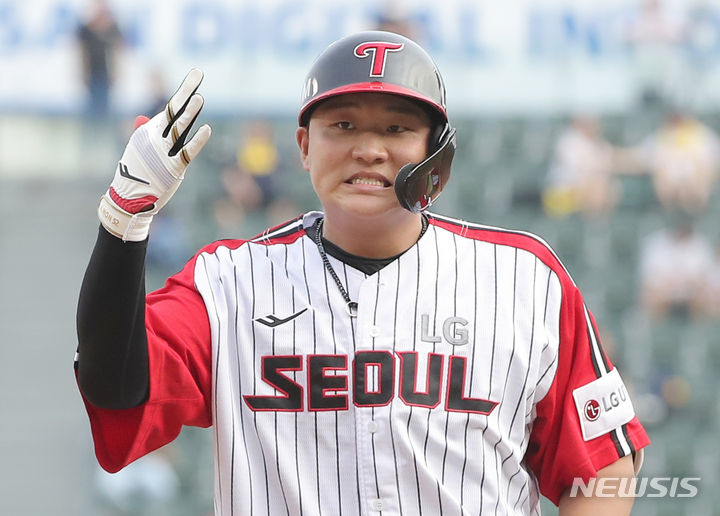 [서울=뉴시스] 김금보 기자 = 13일 서울 송파구 잠실야구장에서 열린 2023 프로야구 키움 히어로즈 대 LG 트윈스의 경기, 3회말 무사 1,3루 LG 5번타자 이재원이 1타점 적시타를 치고 있다. 2023.08.13. kgb@newsis.com