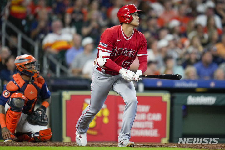 [휴스턴=AP/뉴시스] 로스앤젤레스 에인절스의 오타니 쇼헤이가 13일(현지시각) 미 텍사스주 휴스턴의 미닛 메이드 파크에서 열린 2023 메이저리그 휴스턴 애스트로스와 경기 6회 초 결승 1점 홈런(시즌 41호)을 치고 있다. 오타니는 3타수 1안타(홈런) 1타점 1볼넷 1삼진을 기록했고 팀은 2-1로 승리했다. 2023.08.13.