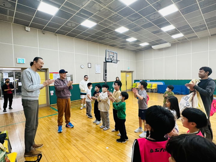 한기범 前 국가대표 선수와 다문화 농구꿈나무들의 농구코칭 장면. (제공= 한국농구발전연구소) *재판매 및 DB 금지