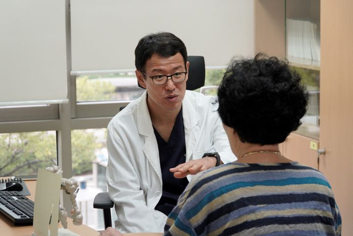 [부산=뉴시스] 동남권원자력의학원 한언철 대장항문외과 주임과장이 진료를 하고 있다. (사진=동남권원자력의학원 제공) *재판매 및 DB 금지