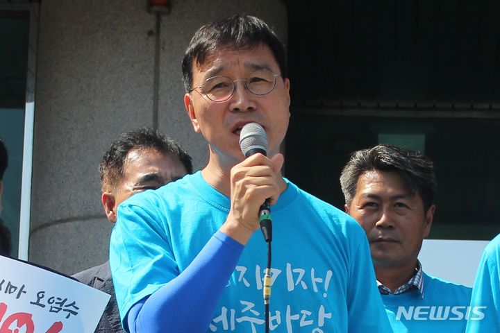 [제주=뉴시스] 양영전 기자 = 위성곤 더불어민주당 제주도당 위원장이 14일 오전 주제주일본국총영사관 앞에서 일본 후쿠시마 원전 오염수 해양 방류 저지를 위한 제주도 도보 일주 출정식을 열고 발언하고 있다. 2023.08.14. 0jeoni@newsis.com 