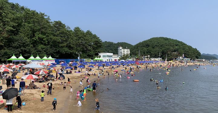 [창원=뉴시스] 강경국 기자 = 경남 창원시 유일의 해수욕장인 광암해수욕장에 많은 시민들이 물놀이를 즐기고 있다. (사진=창원시청 제공). 2023.08.14. photo@newsis.com *재판매 및 DB 금지