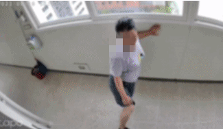 아래층 입주민이 윗층 현관문을 발로 걷어 차는 모습 (사진=온라인 커뮤니티 '보배드림' 캡처) *재판매 및 DB 금지