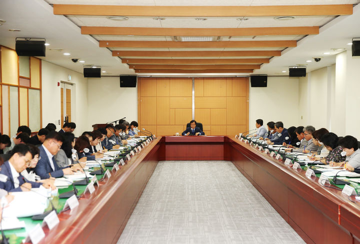 [완주=뉴시스] 유희태 완주군수가 14일 확대간부회의 자리에서 “와일드&로컬푸드 축제 준비 만전”을 지시하고 있다. 2023.08.14 (사진= 완주군청 제공) *재판매 및 DB 금지