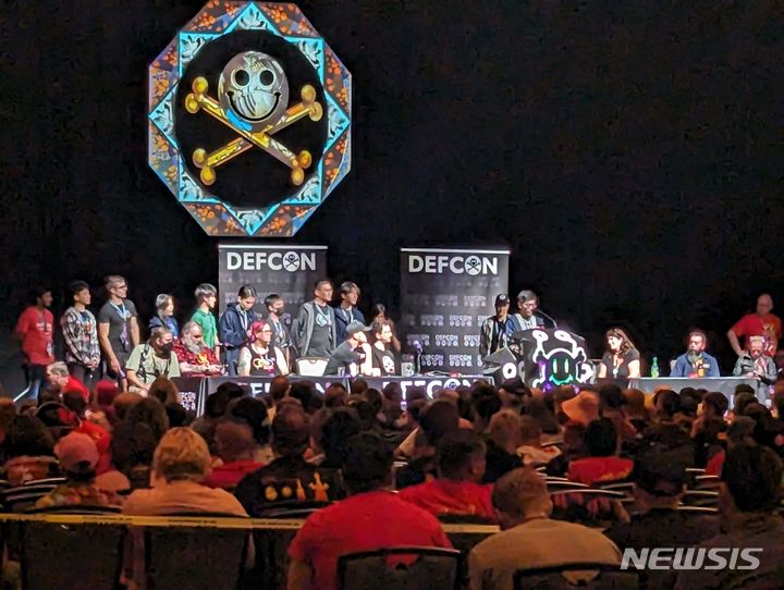 [서울=뉴시스] '2023년 데프콘 국제해킹대회(DEFCON CTF)'에서 1위를 차지한 MMM팀의 박세준 BoB 멘토가 지난 13일 미국 라스베가스에서 열린 본선 대회 이후 소감을 발표하고 있다. (사진=과기정통부 제공)