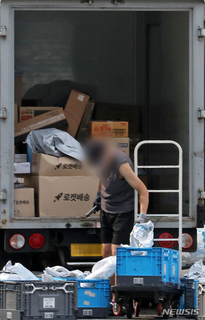 [서울=뉴시스] 조성우 기자 = 택배 없는 날인 14일 오전 서울 시내 한 쿠팡 배송 캠프에서 택배기사가 배송 준비 작업을 하고 있다. 자체 배송망을 사용하는 쿠팡, SSG닷컴, 마켓컬리, GS25와 CU 편의점 택배 등은 이날에도 정상 운영한다. 2023.08.14. xconfind@newsis.com