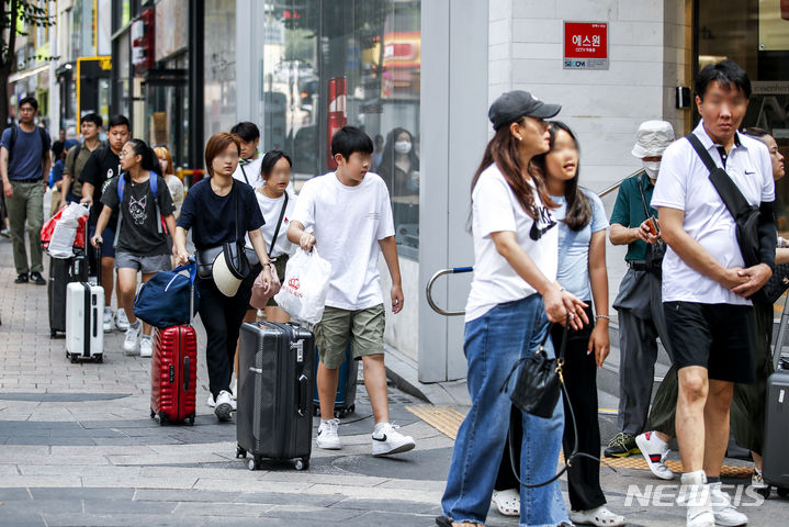 [서울=뉴시스] 정병혁 기자 = 서울 중구 명동거리가 여행객들로 붐비고 있다. 2023.08.14. jhope@newsis.com