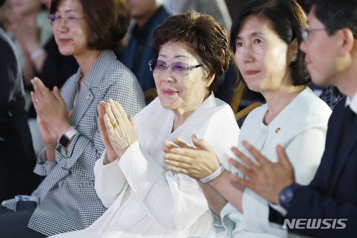 [서울=뉴시스] 최동준 기자 = 지난해 8월14일 서울 용산구 백범김구기념관에서 열린 2023 일본군'위안부'피해자 기림의 날 기념식에서 피해자 이용수 할머니가 기념공연을 관람하며 박수치고 있다. 2023.08.14. photocdj@newsis.com