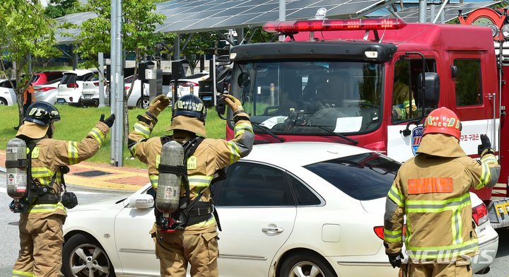 [대구=뉴시스] 이무열 기자 = 2023년 8월 14일 대구 동구 괴전동 일대에서 열린 재난 현장 신속 출동 및 원활한 소방 활동 전개를 위한 '불법 주·정차 강제처분 훈련'에서 출동로 상 황색 이중 실선에 불법 주차된 차량을 소방차로 강제 돌파하고 있다. 2023.08.14. lmy@newsis.com