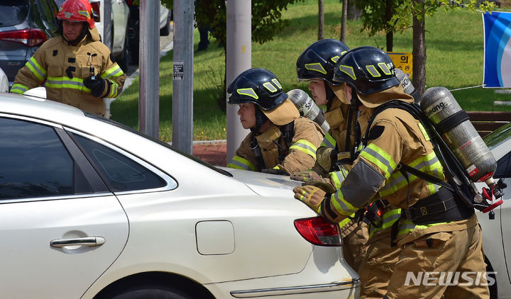 [대구=뉴시스] 재난 현장 신속 출동 및 원활한 소방 활동 전개를 위한 훈련을 하고 있는 소방대원들. 뉴시스DB. 2023.09.18. photo@newsis.com
