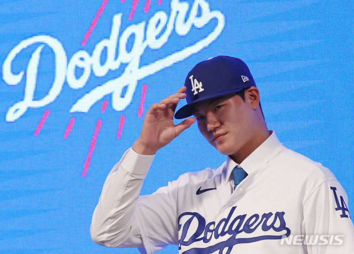 [서울=뉴시스] 조성우 기자 = 미국 메이저리그 LA 다저스와 계약한 장현석이 14일 오후 서울 용산구 드래곤시티호텔에서 열린 입단 기자회견에서 유니폼과 모자를 착용한 뒤 기념촬영을 하고 있다. 2023.08.14. xconfind@newsis.com