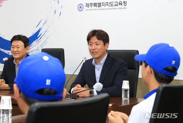 [제주=뉴시스] 우장호 기자 = 제주 출신 프로야구 강민호(삼성 라이온스) 선수가 14일 오후 제주도교육청 2층 상황실에서 열린 '제주 야구 꿈나무 발전기금 전달식'에 참석해 인사말을 하고 있다. 2023.08.14. woo1223@newsis.com