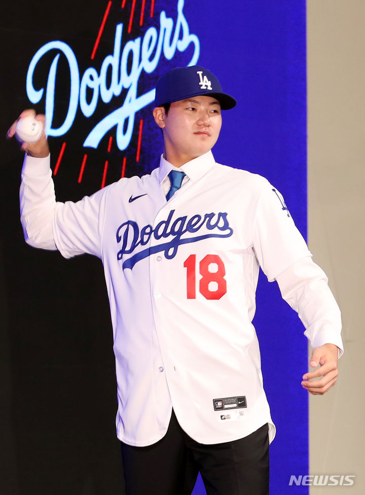 [서울=뉴시스] 조성우 기자 = 미국 메이저리그 LA 다저스와 계약한 장현석이 14일 오후 서울 용산구 드래곤시티호텔에서 열린 입단 기자회견에서 유니폼과 모자를 착용한 뒤 투구동작을 보여주고 있다. 2023.08.14. xconfind@newsis.com