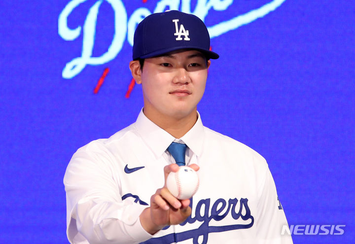 [서울=뉴시스] 조성우 기자 = 미국 메이저리그 LA 다저스와 계약한 장현석이 14일 오후 서울 용산구 드래곤시티호텔에서 열린 입단 기자회견에서 유니폼과 모자를 착용한 뒤 기념촬영을 하고 있다. 2023.08.14. xconfind@newsis.com