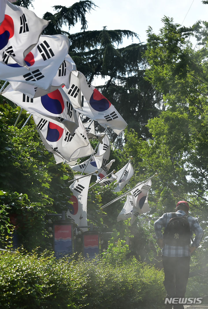 [대구=뉴시스] 이무열 기자 = 제78주년 광복절을 하루 앞둔 지난 14일 오후 대구 중구 동산동 청라언덕에 설치된 태극기 아래로 한 시민이 걷고 있다. 2023.08.14. lmy@newsis.com