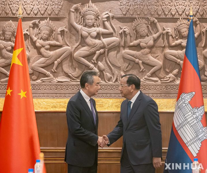 [프놈펜=신화/뉴시스] 왕이 중국공산당 중앙정치국 위원 겸 외교부장(왼쪽)이 지난해 8월14일(현지시각) 캄보디아 프놈펜에서 쁘락 소콘 캄보디아 부총리 겸 외교장관과 악수하고 있다. 2024.04.21.