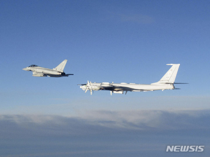 [런던=AP/뉴시스] 19일(현지 시간) AP통신에 따르면 하노 페브쿠르 에스토니아 국방장관은 X(옛 트위터)에 "러시아 전투기들이 다시 영공을 침범한 후, 정부는 나토 조약 4조에 따라 동맹국들과 협의를 시작하기로 했다"고 밝혔다. 사진은 스코틀랜드 셰틀랜드 제도 북쪽 공역에서 러시아 투폴레프(Tu)-142 장거리 해상 순찰 폭격기(오른쪽)과 영국 타이푼 전투기가 비행하고 있는 모습. 2025.09.20.