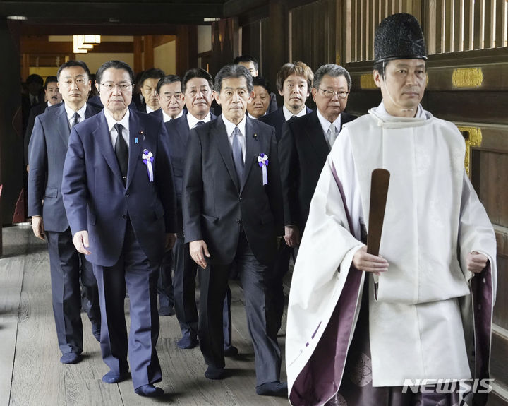 [도쿄=AP/뉴시스]한국의 광복절인 15일 일본에서는 패전일을 맞아 태평양전쟁 A급 전범이 합사된 야스쿠니(靖国) 신사에 대한 정치인들의 참배가 이어졌다. 초당파 의원 모임인 '다함께 야스쿠니 신사를 참배하는 국회의원 모임' 소속 67명도 이날 함께 야스쿠니 신사를 찾아 집단 참배에 나섰다. 집단 참배는 코로나19 사태 이후 4년 만이다. 2023.8.15