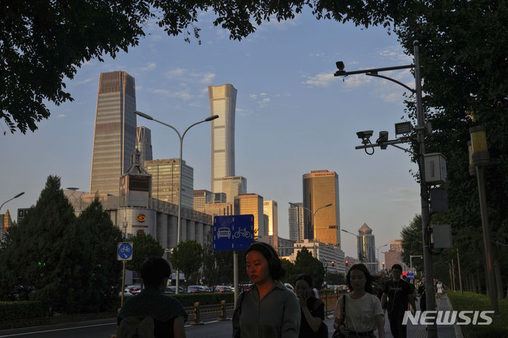 [베이징=AP/뉴시스]중국 최대 자산운용기업 중 하나인 중즈그룹이 부동산 시장 침체 심화로 어려움을 겪어 유동성 위기에 직면했으며, 부채 구조조정을 시행할 것이라고 투자자들에게 밝힌 것으로 전해졌다. 사진은 베이징 시내의 모습. 2023.08.17.