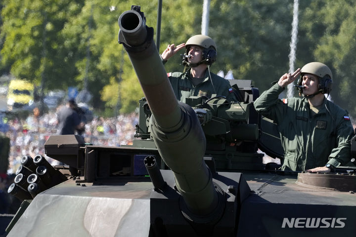 [바르샤바=AP/뉴시스] 유럽연합(EU) 집행위원회가 9일(현지 시간) 총액 1500억 유로(약 243조7000억원) 규모의 무기 공동조달 대출 프로그램 '세이프(SAFE·Security Action For Europe)' 국가별 배분안을 발표했다. 폴란드가 1위를 차지했다. 사진은 2023년 8월15일 폴란드 바르샤바에서 열린 폴란드 국군의 날 기념 행사에서 폴란드 군이 행진하는 모습. 2025.09.10.