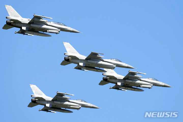 [AP/뉴시스] 폴란드 보유의 미국산 F-16 전투기들이 이 나라의 국군의 날 퍼레이드에 참여하고 있다. 