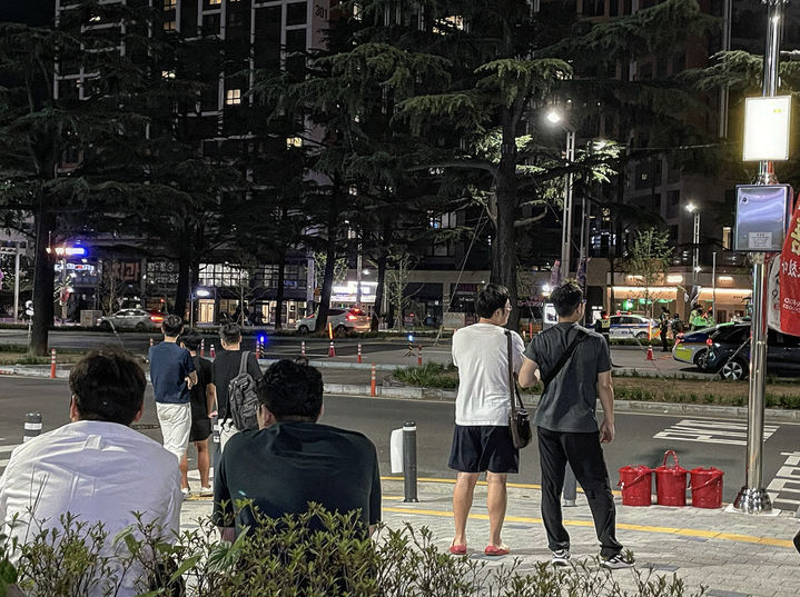 [대구=뉴시스] 정재익 기자 = 광복절인 15일 오전 대구시 동구 신암동 파티마삼거리 일대에서 시민들이 폭주족을 구경하기 위해 모였다. 2023.08.15. jjikk@newsis.com *재판매 및 DB 금지