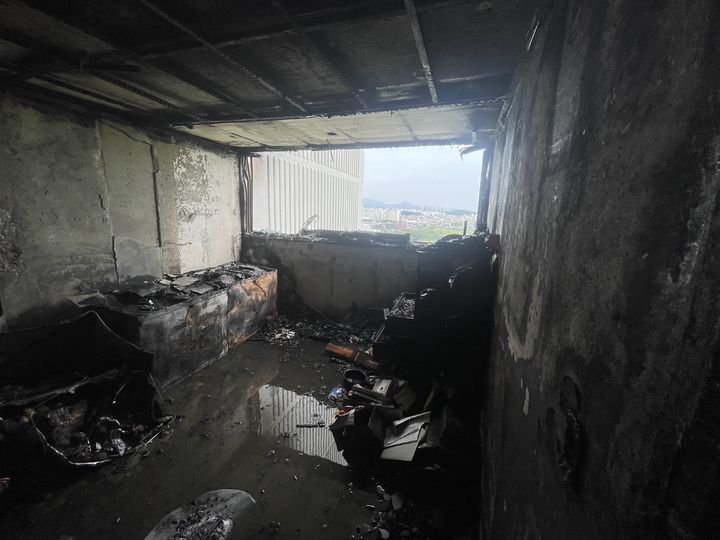 15일 낮 12시 38분 화재가 발생한 경기 수원시 권선구 호매실동 아파트 세대 모습. (사진=경기도소방재난본부 제공) *재판매 및 DB 금지