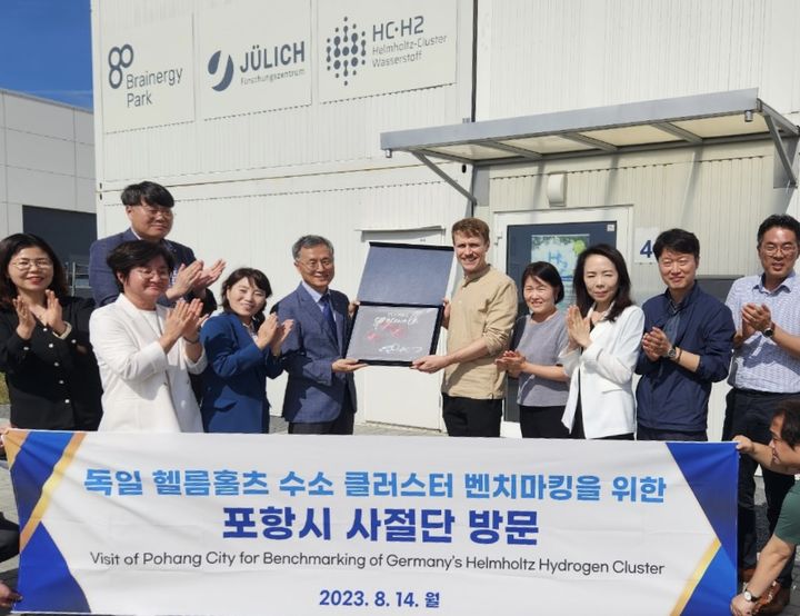 [포항=뉴시스] 강진구 기자 = 경북 포항시와 (재)포항테크노파크는 포항 수소연료전지 클러스터 구축사업의 성공적 수행을 위해 지난 14일(현지시간) 독일의 헬름홀츠 클러스터를 방문했다.(사진=포항시 제공) 2023.08.15.photo@newsis.com *재판매 및 DB 금지