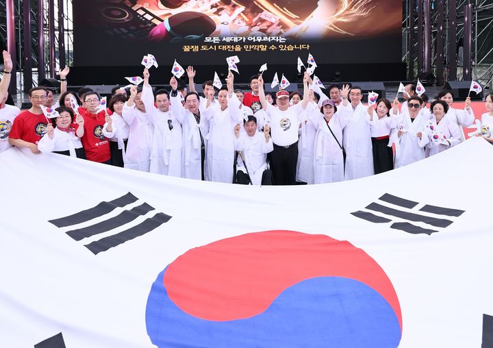 [대전=뉴시스] 조명휘 기자 = 대전 0시 축제가 열리고 있는 중앙로 일원에서 15일 오후 78주년 광복절을 기념하는 태극기 퍼레이드 퍼포먼스가 펼쳐지고 있다. (사진= 대전시 제공) 2023.08.15. photo@newsis.com *재판매 및 DB 금지
