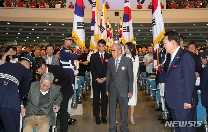 [서울=뉴시스] 홍효식 기자 = 윤석열 대통령과 부인 김건희 여사가 15일 오전 서울 서대문구 이화여대 대강당에서 열린 제78주년 광복절 경축식에 오성규, 김영관 애국지사 등과 동반 입장하고 있다. 2023.08.15. yesphoto@newsis.com