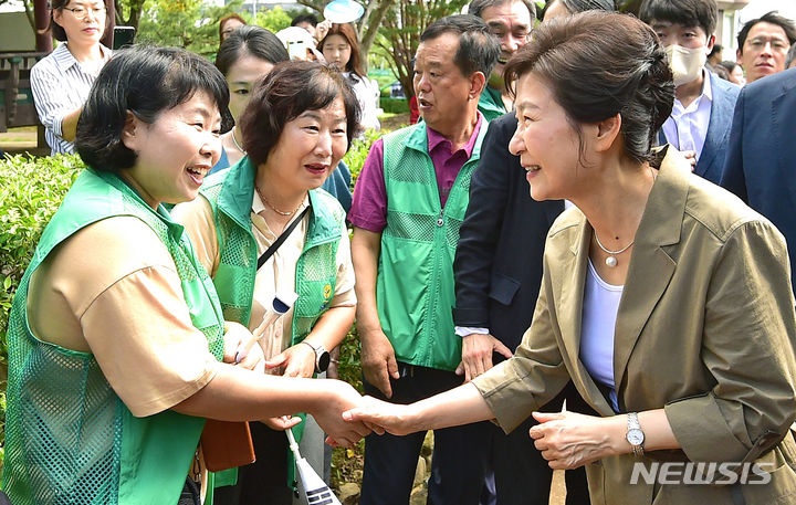 [구미=뉴시스] 이무열 기자 = 박근혜 전 대통령이 15일 오전  경북 구미시 상모동 박정희 전 대통령 생가를 찾아 시민들과 인사하고 있다. 2023.08.15. lmy@newsis.com